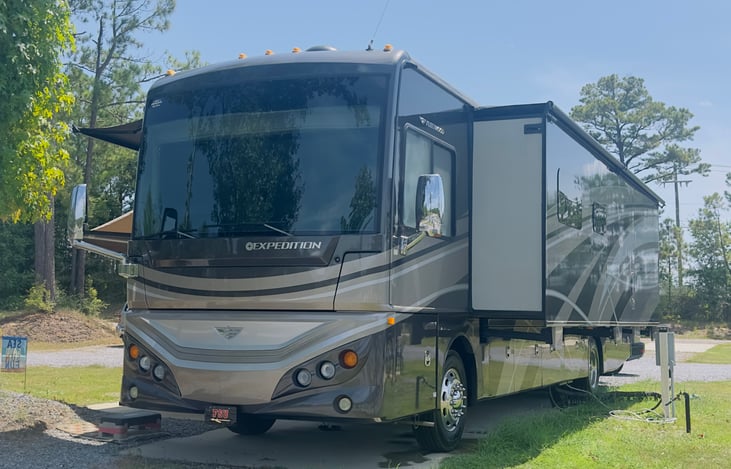 Our Fleetwood Expedition offers a warm and inviting feeling with the spacious opposing slides for additional space needed to be comfortable for short or extended stays.