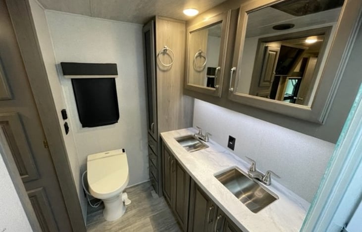 Master ensuite with bidet.