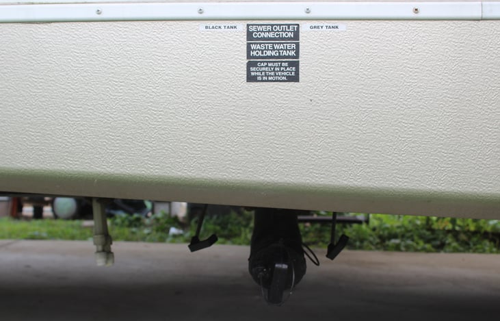 Black/grey water lines. Instructions for use are in the binder.