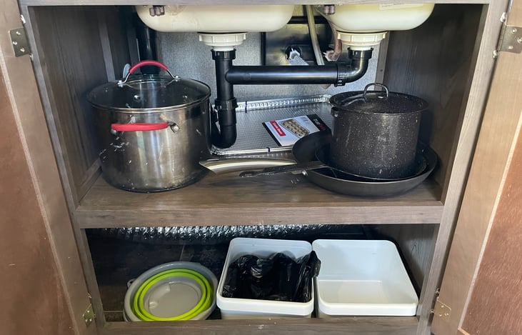 Large pot, medium pot, small pan, and large pan provided in the kitchen for cooking.