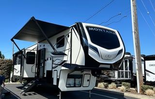 Adventure RV for Rent Sleeps 7, Bunkhouse + Loft!