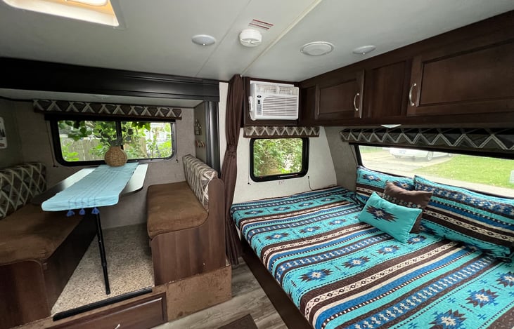 Queen Bed and Dinette