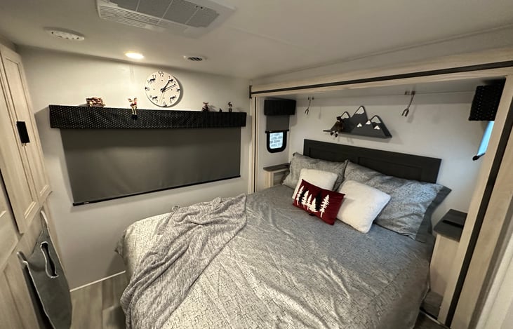 Queen bed with 2 overhead reading lights, separate USB ports and plug ins  . Bedside shelves with nooks
Open storage under bottom of bed for shoes