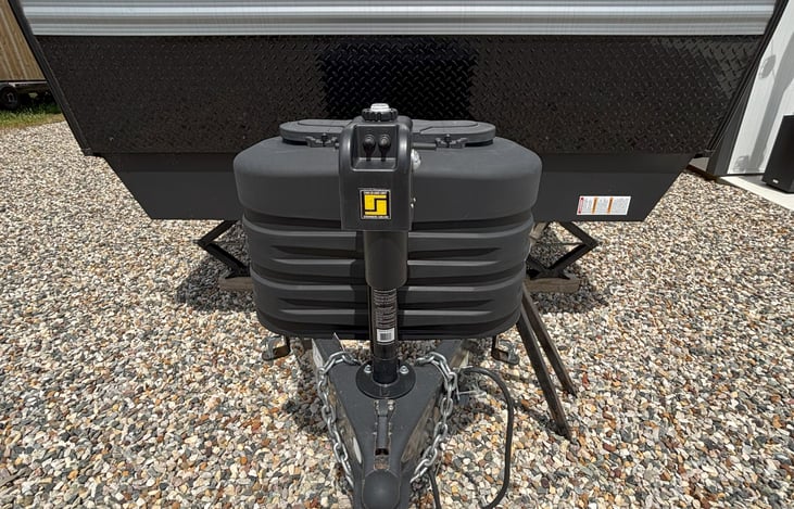 Auto Jack & Dual Propane Tanks