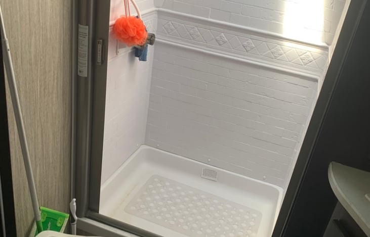 Spacious shower that can accommodate a 6ft tall bigger built guy like myself!