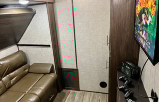 Fully Equipped RV- Perfect for Families or Couples