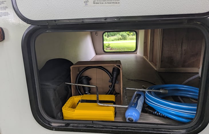 Pass Thru Storage accessible from both sides. Jack Pads, leveling ramps, leveling jack wrench water hose and filter provided.