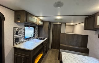 Lightweight, sleeps 6, upgrades! 400W solar system