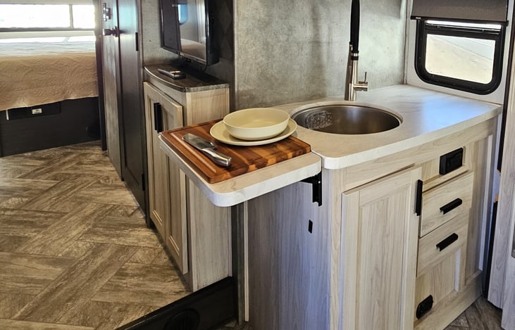 Hot and cold-water kitchen sink with Flip countertop