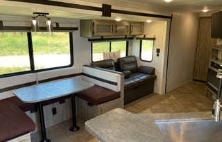 Glamping Haven: 2 Bdrms, Cozy Fire & Paws Welcome!