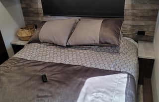 Family Fun Starts Here Spacious 5th Wheel Camper!