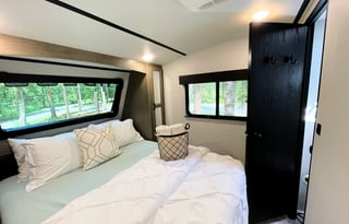 The Perfect Glamping Getaway! 3bds, TWO bathrooms!