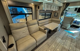 Holiday Rambler Luxury Coach /2 Full Baths & Bunks