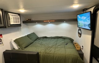 The Cozy Cabin Cruiser (0000)