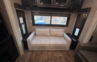 The Eagle Retreat – Luxury Jayco Eagle King Suite
