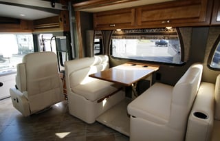 2019 Winnebago Diesel 2 full bathrooms, sleeps 9