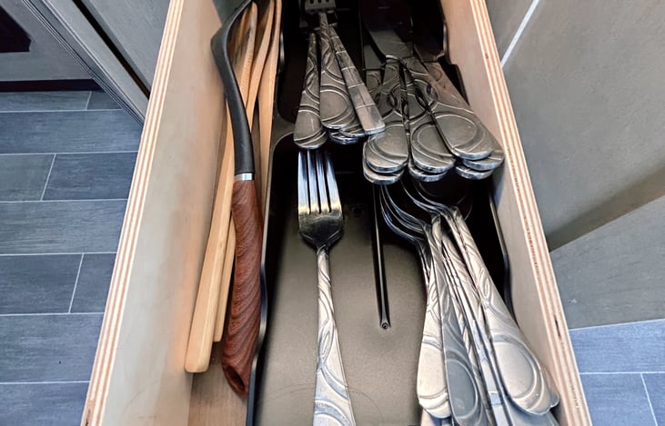 Forks, spoons, butter knives as well as sputulas and other cooking utensils