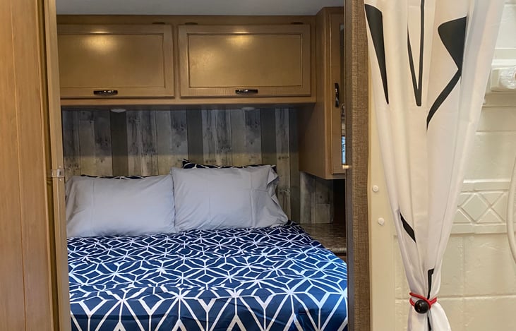 Queen size bed. Comforter provided.