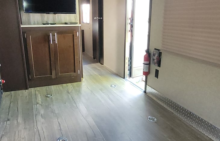 multiple tie downs for toys