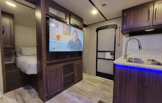 ♣Full size BUNKS♣Sleeps 6♣Private Queen master♣