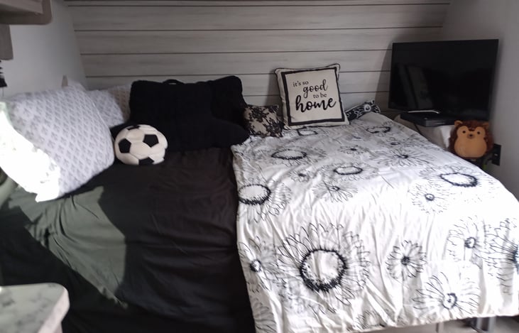 Sleeping quarters for 2. Queen bed, TV, shelf above, storage under the bed. Plenty of clean sheets blankets and comforters and blankets