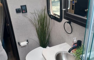 T2022 Entegra Coach Vision 27A - EASY TO DRIVE!