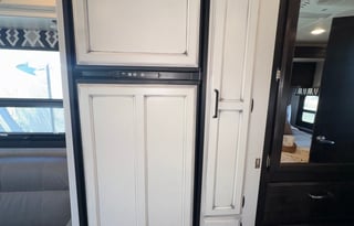 Rare King Bed | Auto Leveling | Easy to Drive