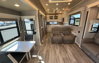 BEACON w/ King Bed, Res Kitchen 1.5 Baths & W/D