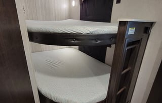 ★Full Size BUNKS★Private Queen Room★Exit 407