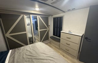 LUXURY 2 BED, 2 BATH RV W/ PRIVATE SUITE & ENTRY