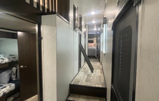 Gorgeous 5th wheel for large group - sleeps 8!