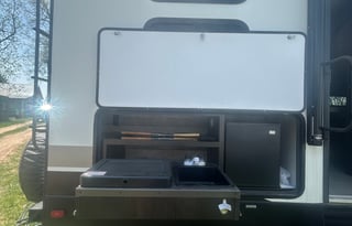 SPACIOUS!!! 2021 SURVEYOR LEGEND 296QBLE