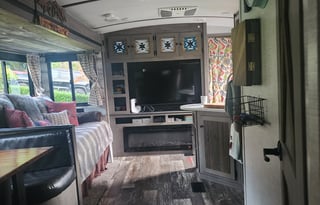 Winter Glamping? 38ft Travel Trailer w/ Arctic Pkg