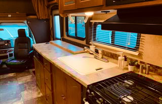 Lucy - Luxury RV for Your Stay in Camp Sherman