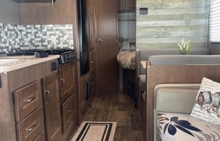 Adventure-Ready 2019 Winnebago Outlook 25J –