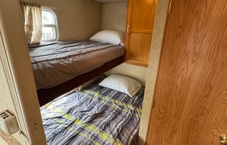 Fully Stocked Family Camper • Sleeps 7