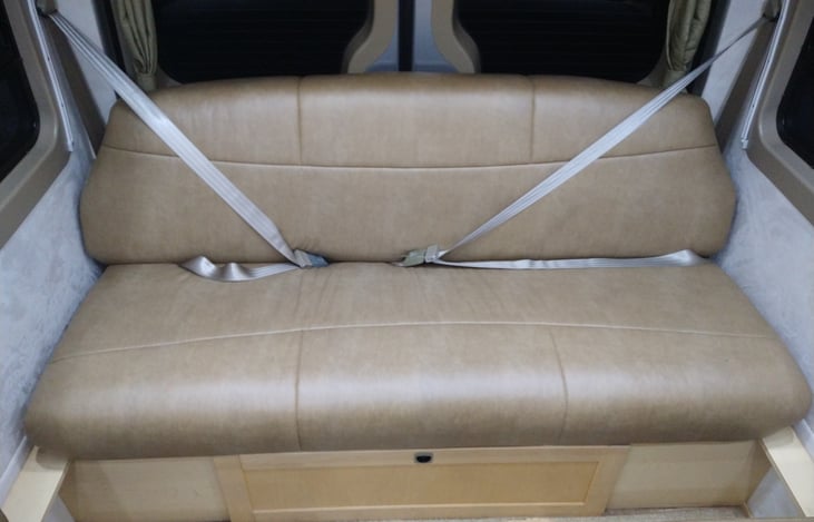 2 rear seats. Total 4 passenger