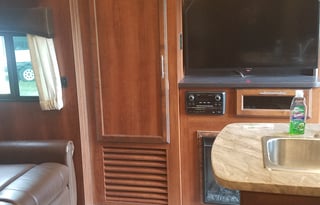 Modern 5th Wheel- ONLY set up on a local campsite