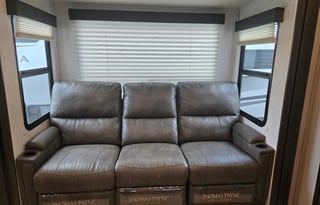 Toy Hauler 1.5 Bath 2021Grand Design Momentum 29G