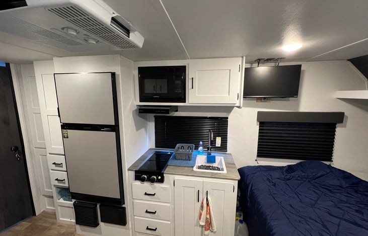 Kitchen, wall mounted TV