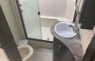 Toy Hauler 5th wheel Grand Design Momentum