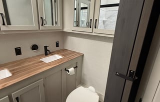 Luxury & Comfort 5th Wheel– Perfect for Adventures