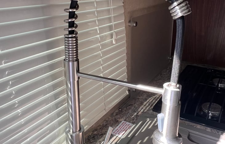 Kitchen faucet with multi spray function