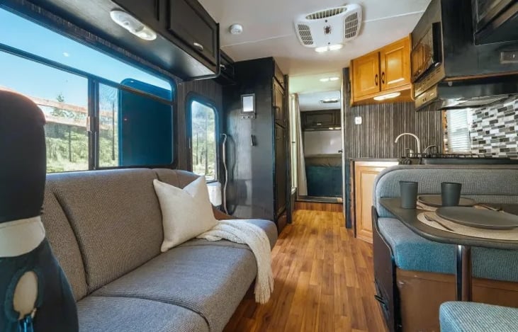 Bright, open, and inviting — this Thor Majestic 28A Las Vegas RV rental is festival friendly, sleeps 6, and built for family adventures and glamping comfort