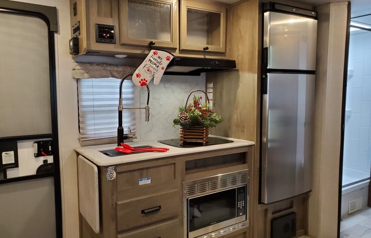 Welcome to my fully-equipped kitchen! Cookware, plates and cutlery available for indoor or outdoor cooking.