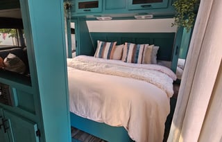 Annabel Lee, Pet Friendly