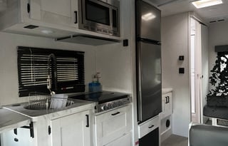 2022 EAST TO WEST Entrada 2200S