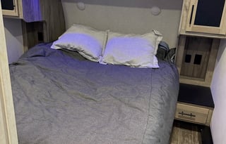 2021 Arctic Wolf 287BH Fifth Wheel, Sleeps 10!