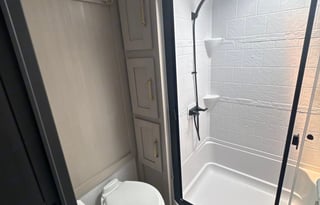 LUXURY 2 BED, 2 BATH RV W/ PRIVATE SUITE & ENTRY