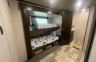 Gorgeous 5th wheel for large group - sleeps 8!
